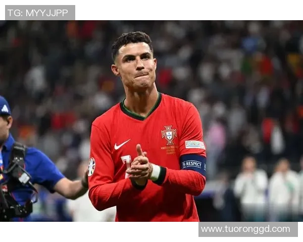 足球明星C罗近期获奖情况揭秘及其对职业生涯的影响分析