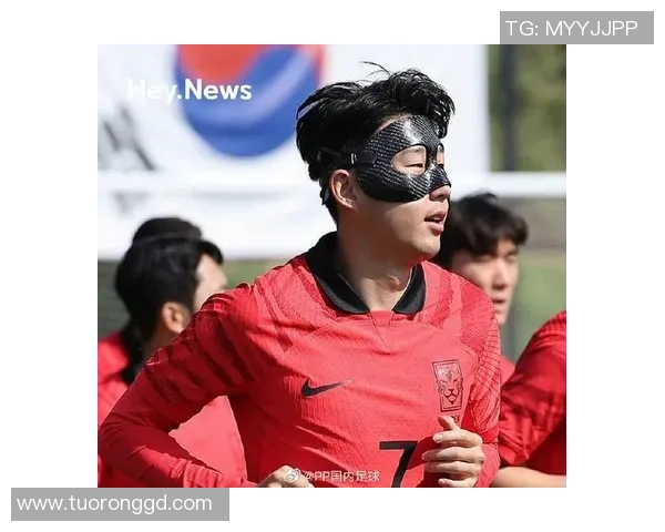 面具下的荣耀与挣扎足球明星的隐秘人生与真实自我 面具下的荣耀与挣扎足球明星的隐秘人生与真实自我